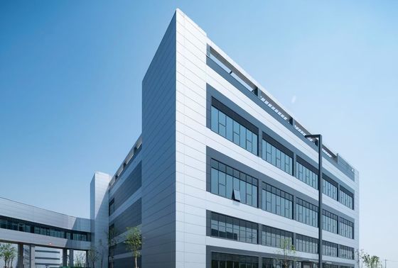 Almacén de estructura de acero industrial con puerta enrollable y sistema de revestimiento de lana de roca ignífuga