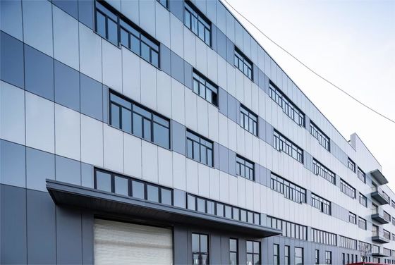 Conductos de ventilación industrial de una planta química, estructura de acero resistente a la corrosión