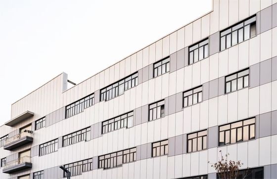 Conductos de ventilación industrial de una planta química, estructura de acero resistente a la corrosión