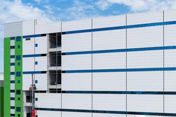 Conductos de ventilación industrial de una planta química, estructura de acero resistente a la corrosión