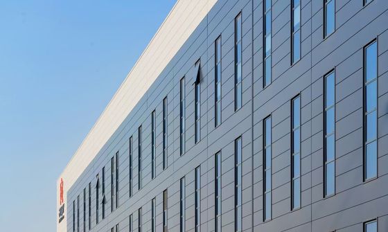 Almacén de estructura de acero industrial con puerta enrollable y sistema de revestimiento de lana de roca ignífuga