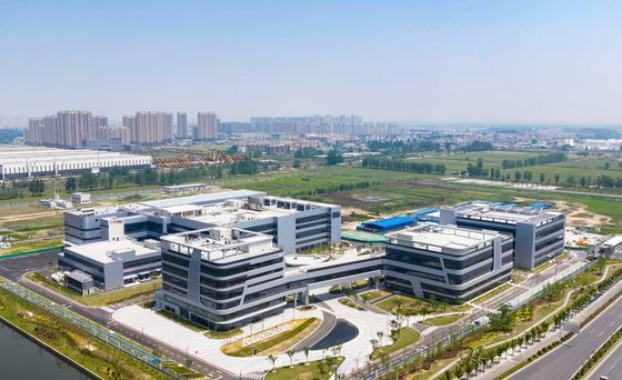 Almacén de estructura de acero resistente y estable para distribución y almacenamiento con diseño prefabricado