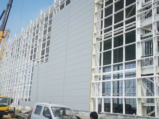 Almacén de estructura de acero resistente y estable para distribución y almacenamiento con diseño prefabricado