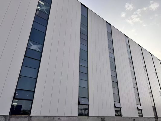 Revestimiento de paneles de sándwich Almacén de acero prefabricado Solución respetuosa con el medio ambiente resistente a los sismos